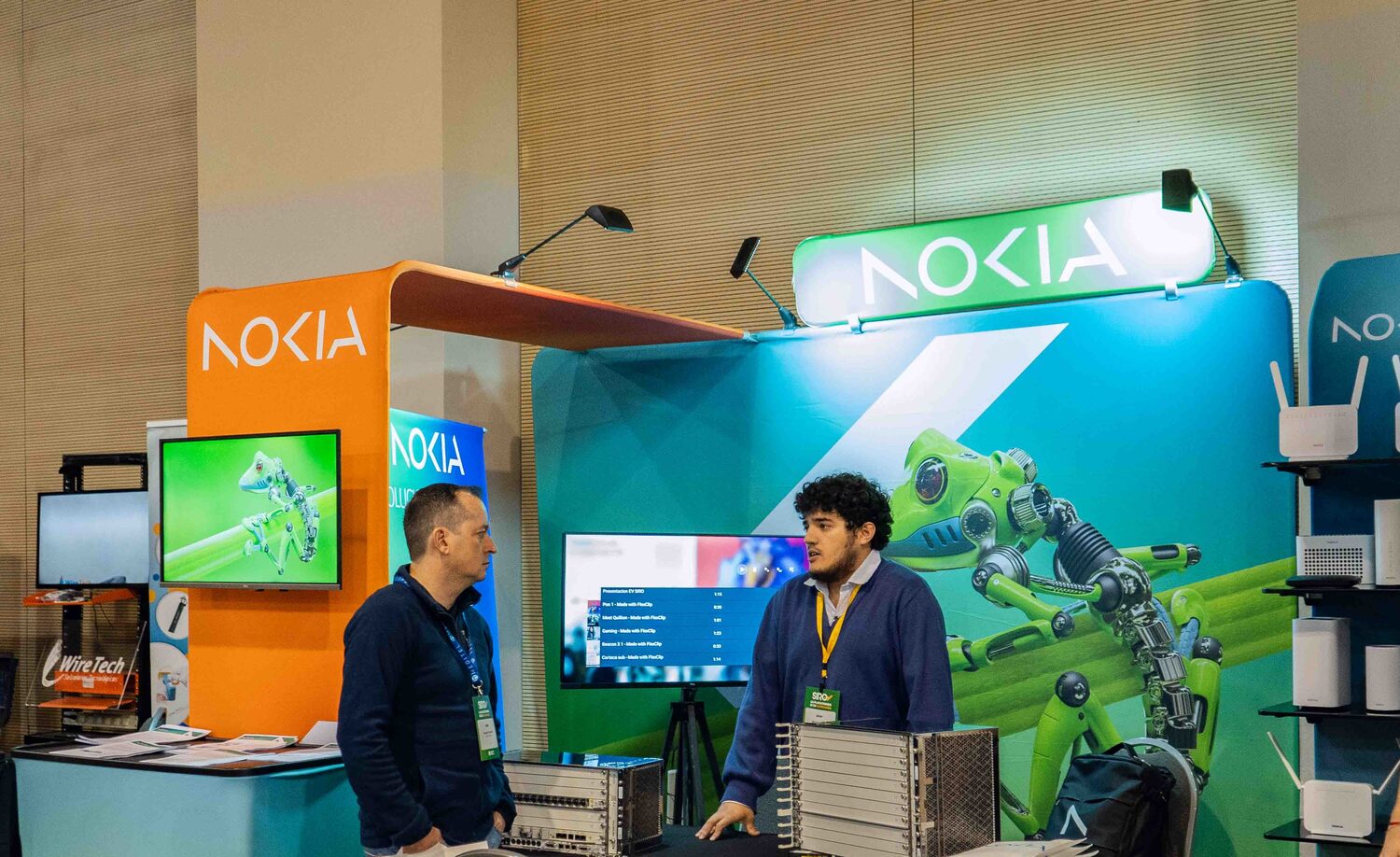 Stand de proveedor tecnológico en la expo del encuentro 2025