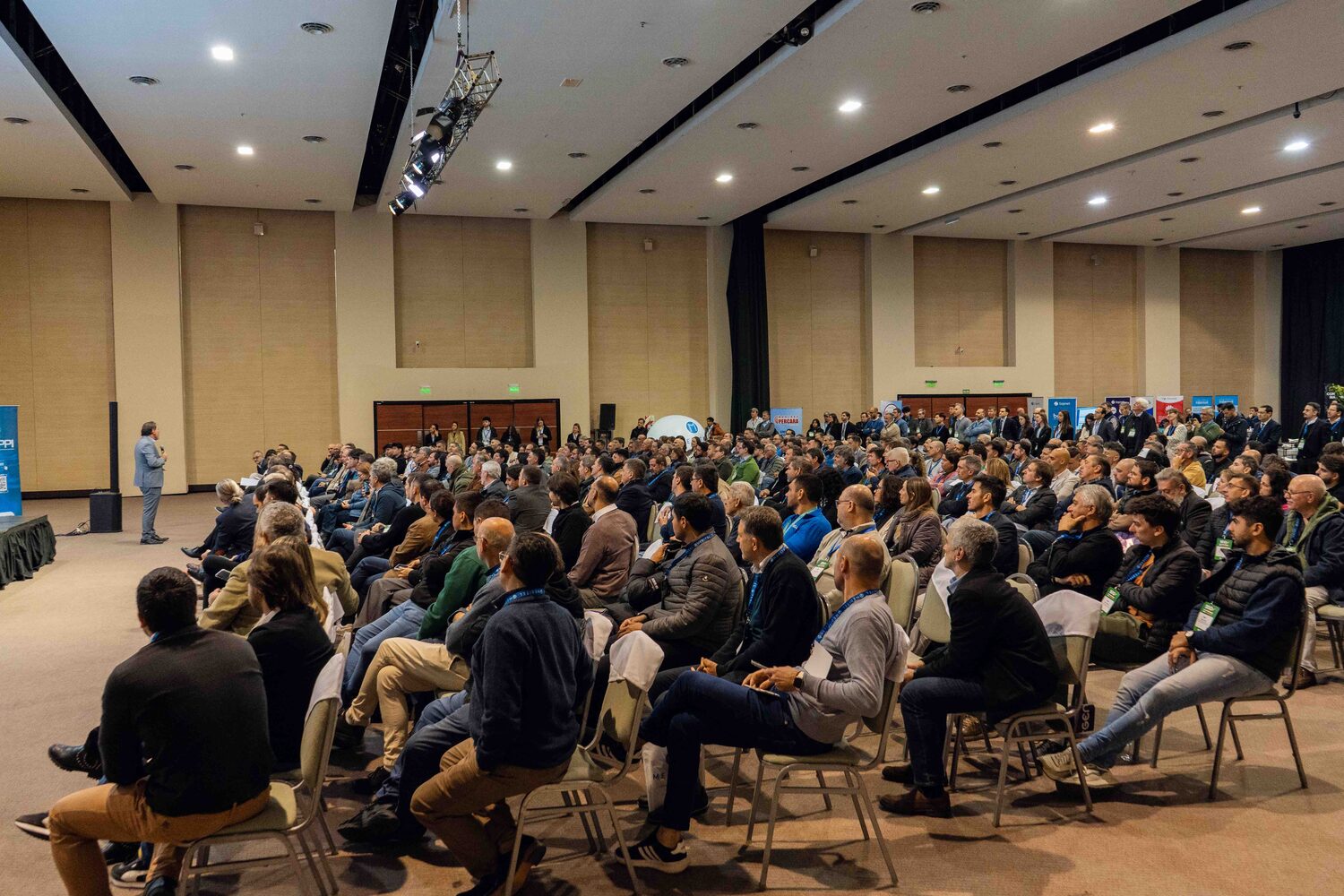 Vista del auditorio completo durante una charla, edición 2025