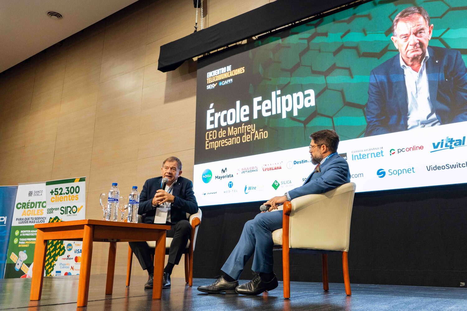 Entrevista en escenario durante el encuentro 2025