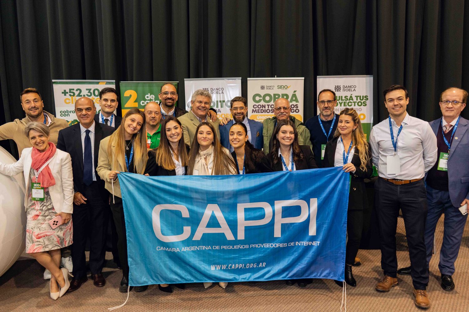 Foto grupal del equipo y la comunidad en el encuentro 2025